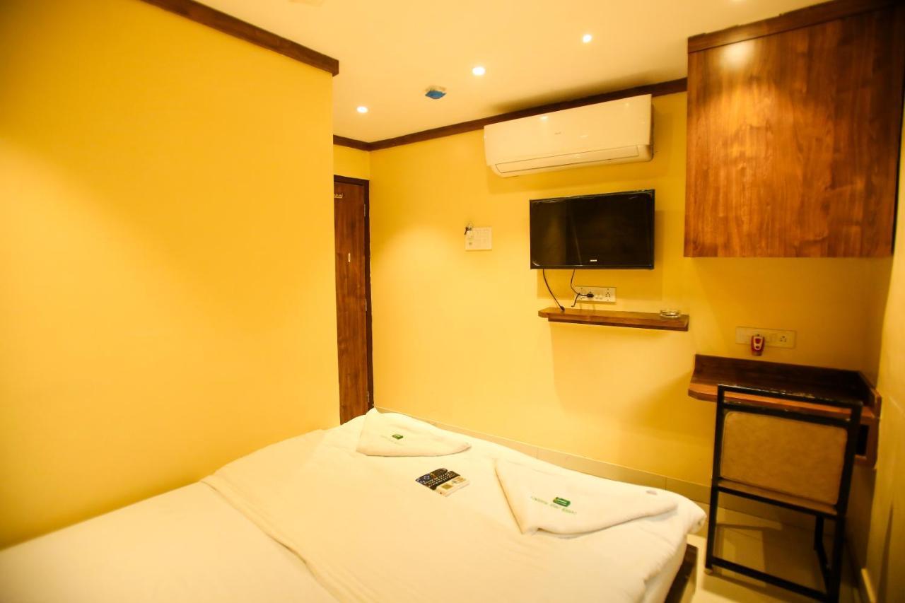 Garden Creek Residency - Near To Mumbai International Airport Hotel Екстериор снимка